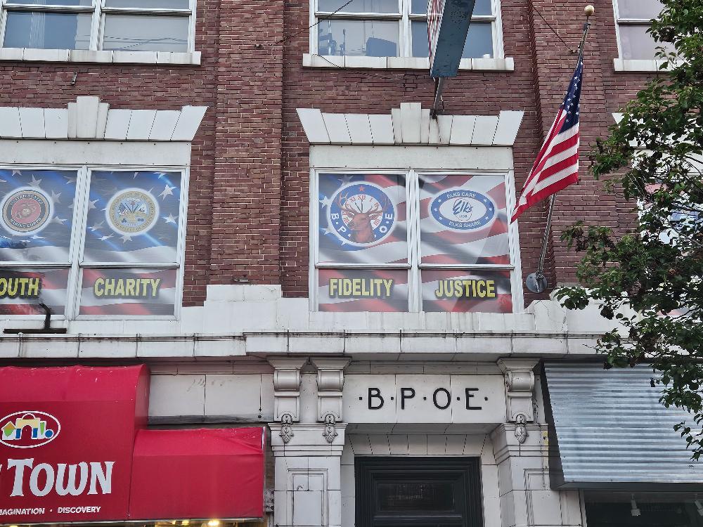 Cadillac Lodge 680 front windows