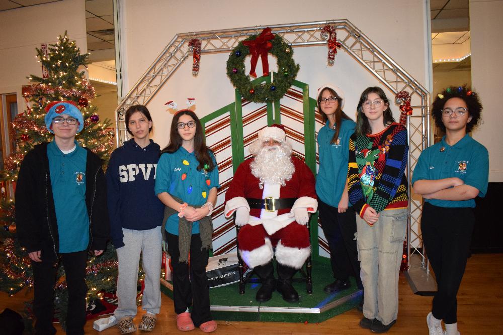 Antlers gathered for a photo with Santa
12/8/24