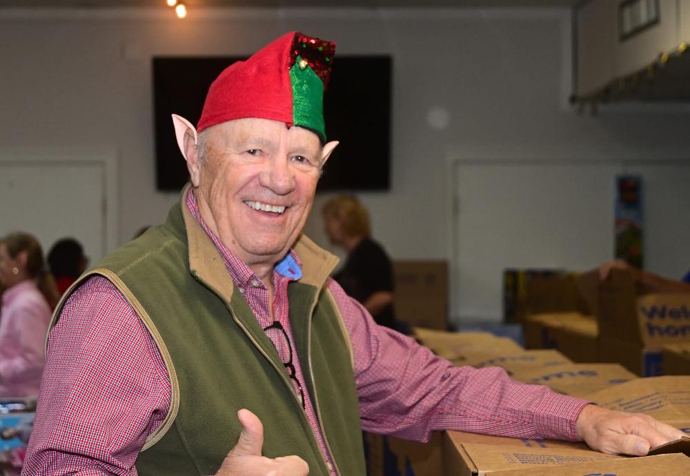 Les packing Christmas Food and Toy boxes 2024