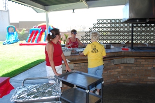 And the volunteers get busy... THANK YOU ALL FOR YOUR EFFORTS... IT WAS FUN.