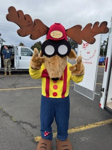 Elroy Elk joined the lodge Drug Awareness Program of the Newport Elks Lodge #2105 in the Newport Loyalty Days Parade. Elroy shared the Drug Awareness Program message with hundreds of area families.