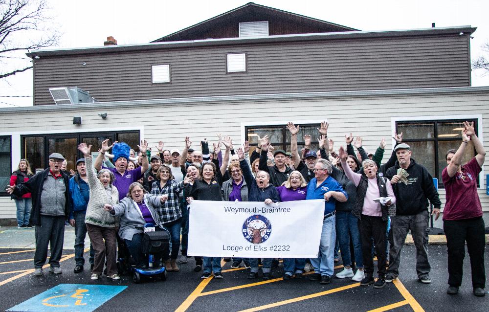 Mansfield Elks Waving Good bye  after  fun afternoon  at the Weymouth Braintree Lodge!